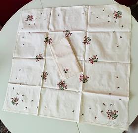 Tovaglia quadrata nuova con 4 tovaglioli