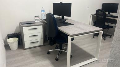 due scrivanie ufficio grigio cemento.