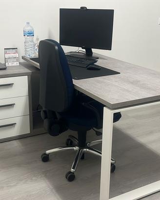 due scrivanie ufficio grigio cemento.