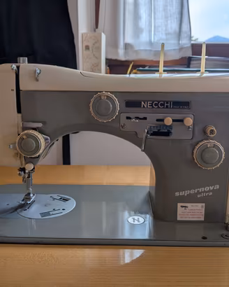 Macchina da cucire Necchi