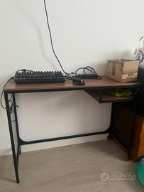 Scrivania piccola porta computer