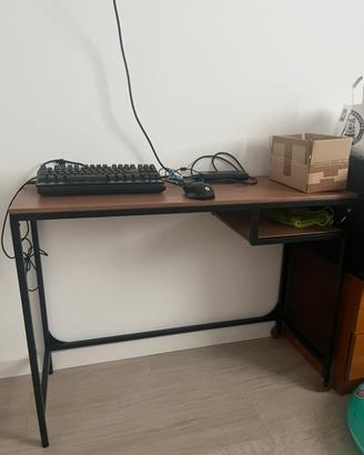 Scrivania piccola porta computer