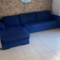 Divano blu con chaise longue