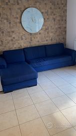 Divano blu con chaise longue
