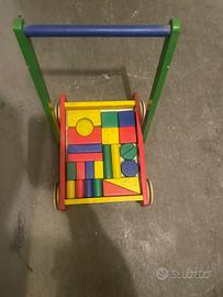 Carrello in legno con costruzioni