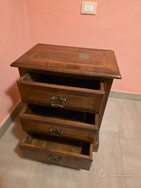 Coppia di comodini in stile classico 