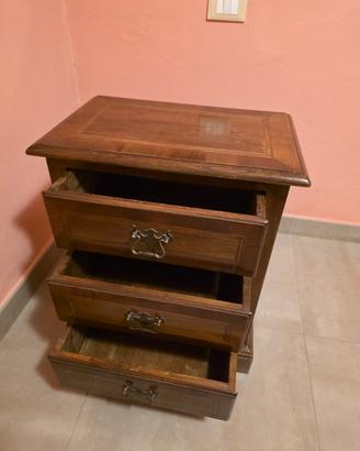 Coppia di comodini in stile classico 