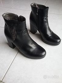 Stivaletti tronchetto con cerniera