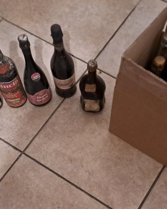 Vecchie bottiglie di vino