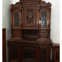 Credenza Monumentale e Tavolo in Legno Intagliato