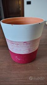 vaso per fiori colorato con colori vivaci