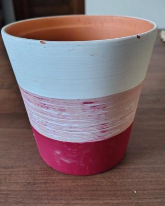 vaso per fiori colorato con colori vivaci