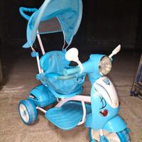 Triciclo vespa azzurra con manico e pedali