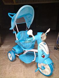 Triciclo vespa azzurra con manico e pedali