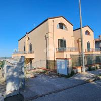 VILLA A SCHIERA A SALUDECIO