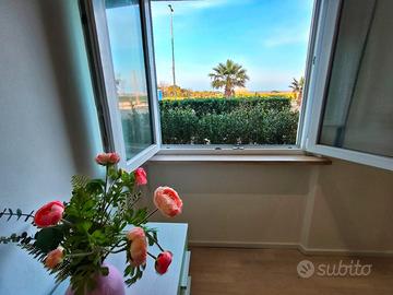 Trilocale fronte mare con giardino Rif.1019