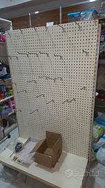 scaffale con ganci per negozio