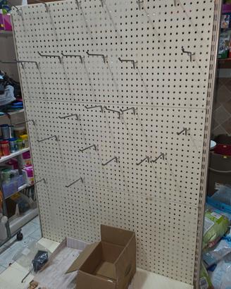 scaffale con ganci per negozio