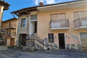 Porzione di cascina con giardino