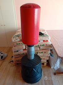 sacco da boxe a terra