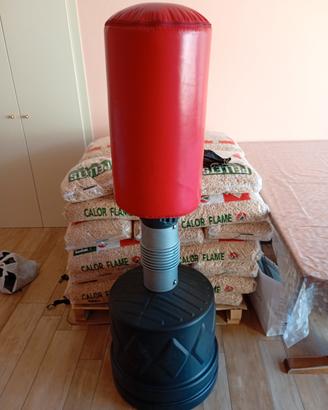 sacco da boxe a terra