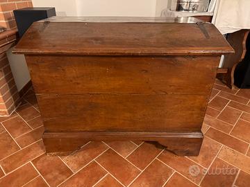 Mobile madia antica in noce