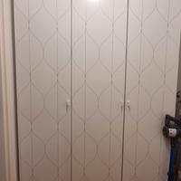 Mobile  bianco con scomparti interni