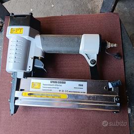 PISTOLA SPARACHIODI E GRAFFE AD ARIA 
