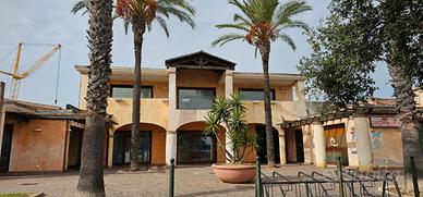 Primo piano piazzetta commerciale