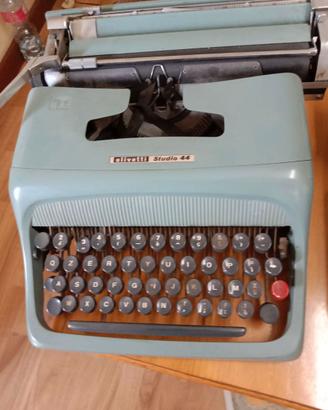 tre macchine da scrivere olivetti