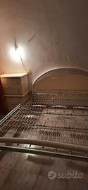 Letto matrimoniale con 2 comodini