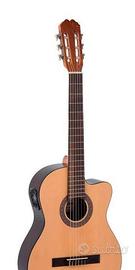 Chitarra classica amplificata 