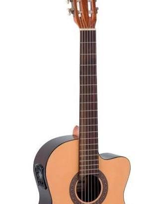 Chitarra classica amplificata 