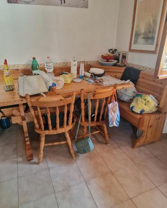 tavolo panca due sedie pino