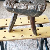 Sgabello antico valsesiano per mungitura.