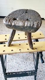 Sgabello antico valsesiano per mungitura.