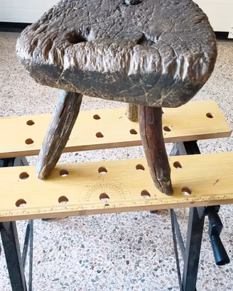 Sgabello antico valsesiano per mungitura.