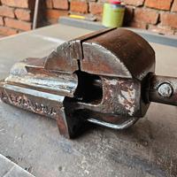 Vecchia robusta morsa da banco in ghisa