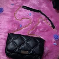 Borsa nera con manici color nero e oro