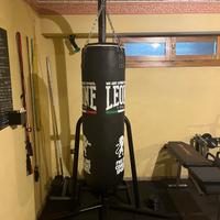 Sacco da boxe con supporto autoportante e zavorre