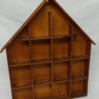 Bacheca espositiva in legno a forma di casa
