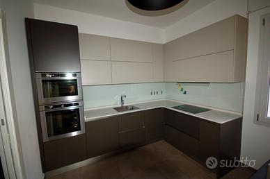 cucina completa di elettrodomestici