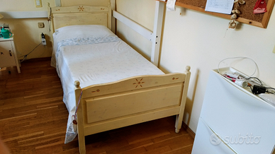 Letto singolo in legno e materasso memory