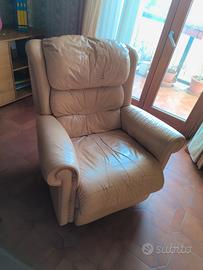 Poltrona reclinabile con poggiapiedi 