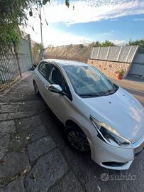 Peugeot 208 anno 2017 gpl di serie