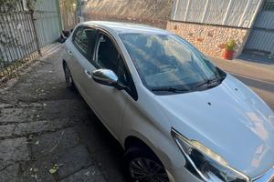 Peugeot 208 anno 2017 gpl di serie