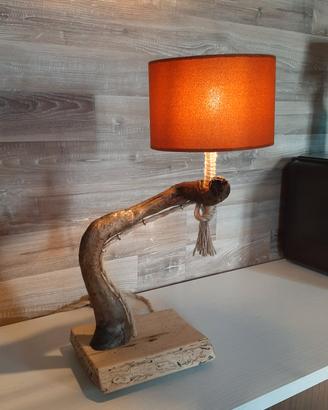 lampada realizzata a mano in legno