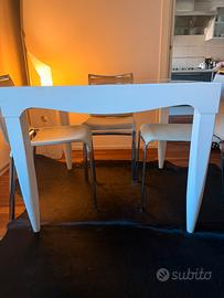 Tavolo con sedie
