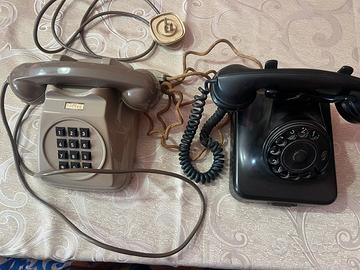 2 vecchi telefoni vintage