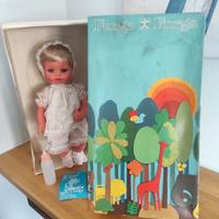 Dada beve e bagna Furga con scatola 